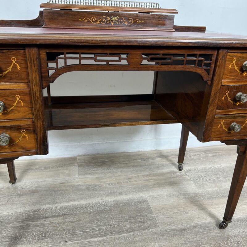 Scrivania piccolo scrittoio antico inglese 800 in legno intarsiato antiquariato Categoria Arredamento