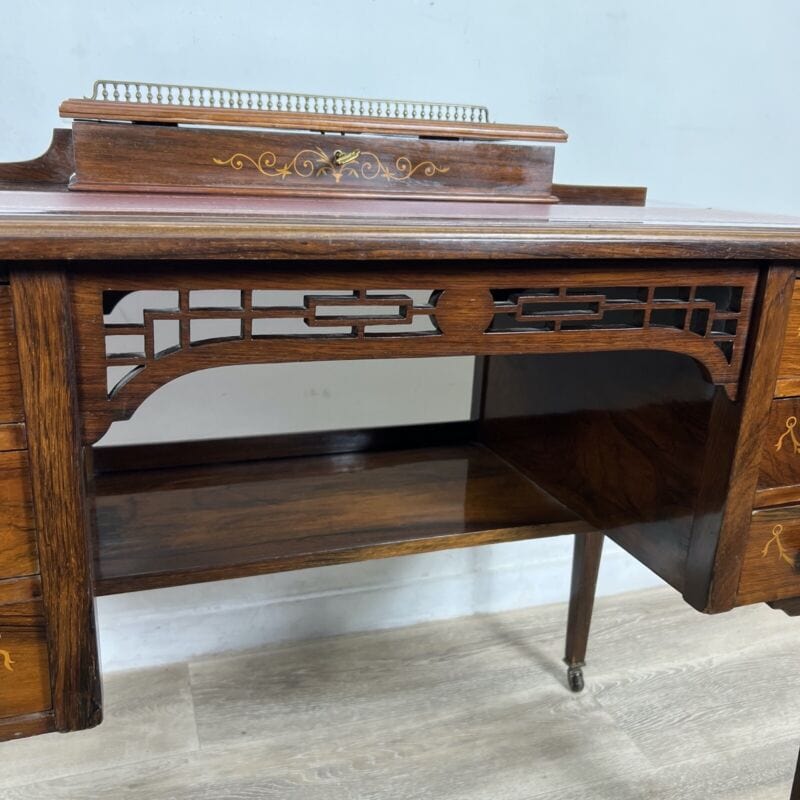 Scrivania piccolo scrittoio antico inglese 800 in legno intarsiato antiquariato Categoria Arredamento