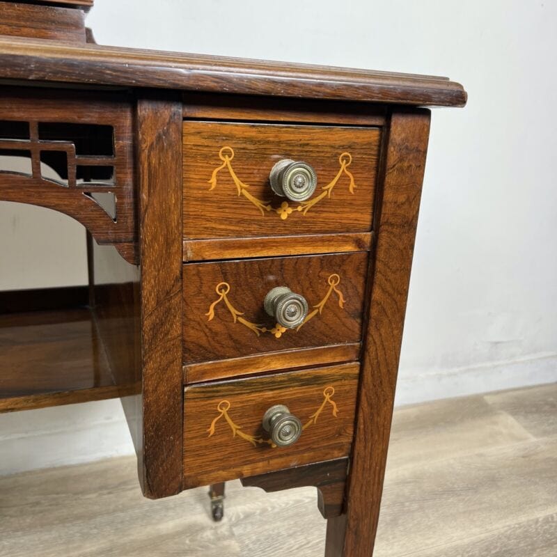 Scrivania piccolo scrittoio antico inglese 800 in legno intarsiato antiquariato Categoria Arredamento