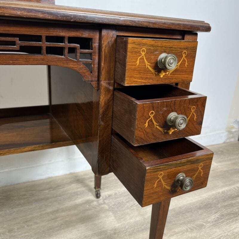 Scrivania piccolo scrittoio antico inglese 800 in legno intarsiato antiquariato Categoria Arredamento