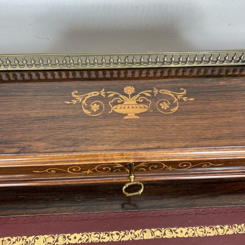 Scrivania piccolo scrittoio antico inglese 800 in legno intarsiato antiquariato Categoria Arredamento