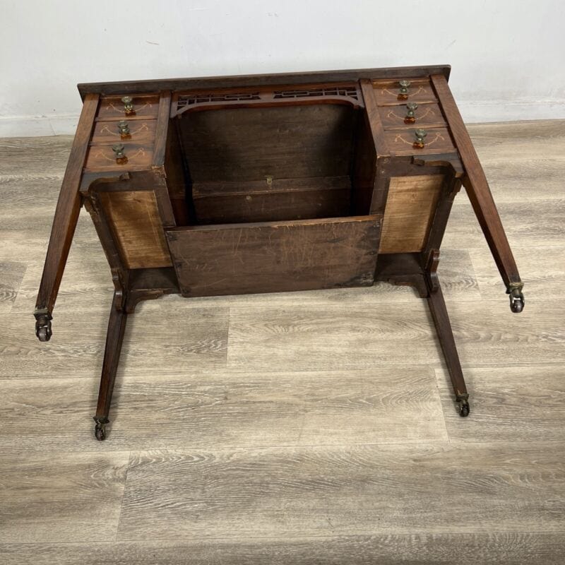 Scrivania piccolo scrittoio antico inglese 800 in legno intarsiato antiquariato Categoria Arredamento