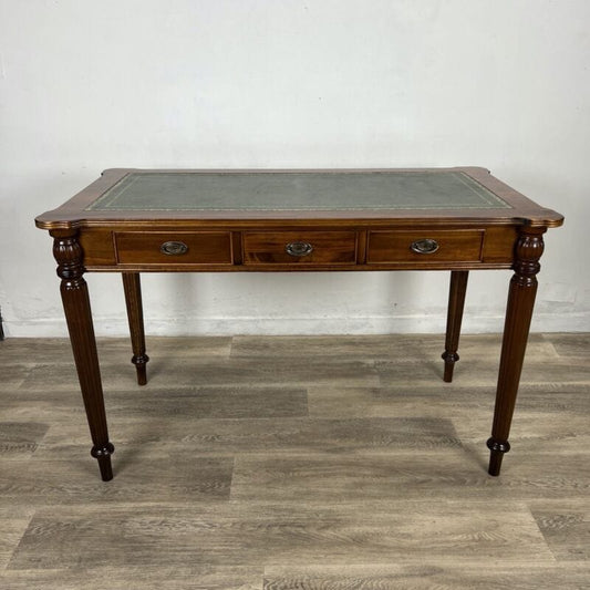 Scrivania scrittoio Tavolo in stile antico 800 legno con piano in pelle Verde Categoria  Arredamento