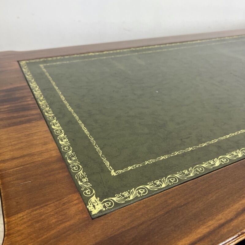 Scrivania scrittoio Tavolo in stile antico 800 legno con piano in pelle Verde Categoria Arredamento