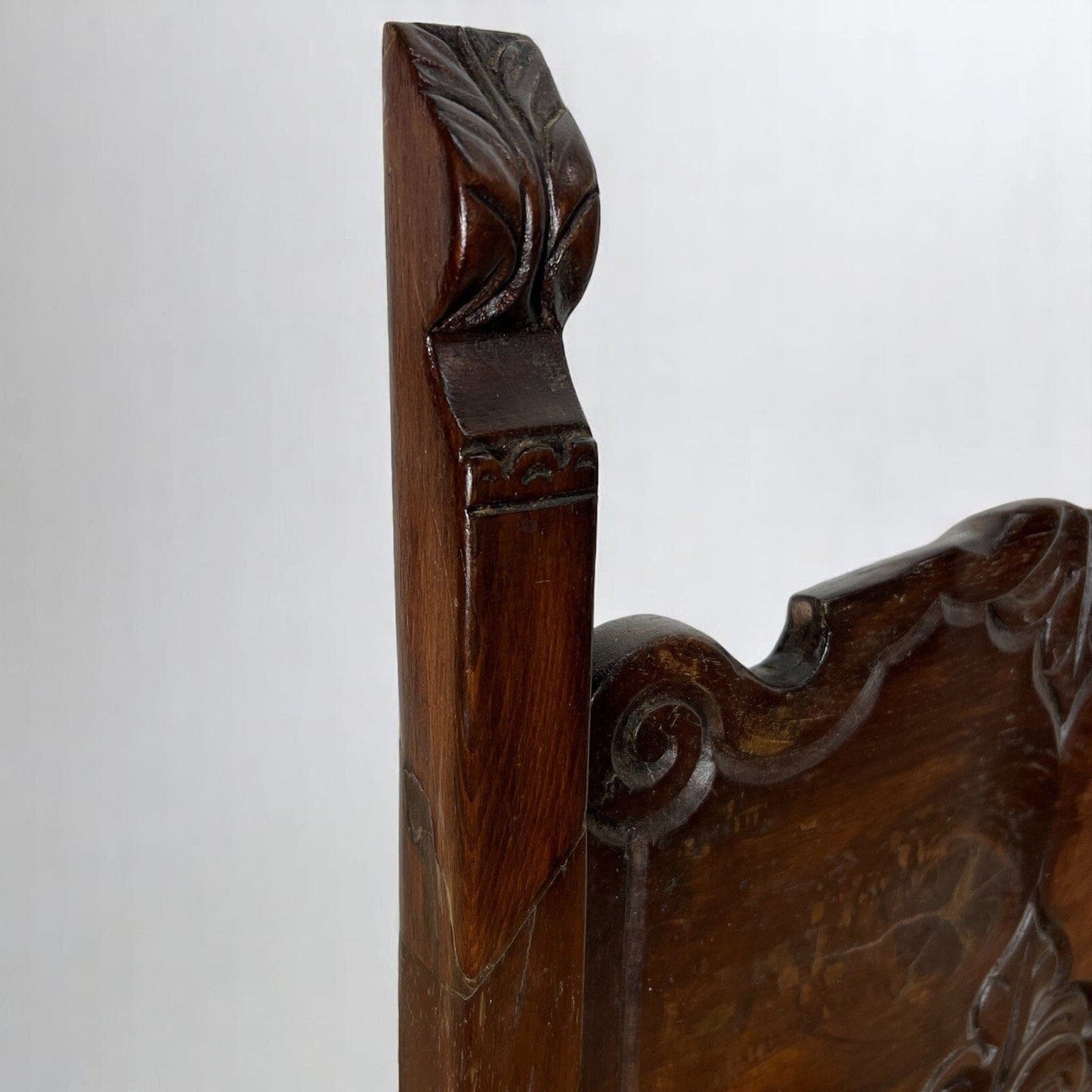 Sedia Antica In legno di Noce Epoca '800 Veneta Intagliata stile Rinascimento Categoria Sedie