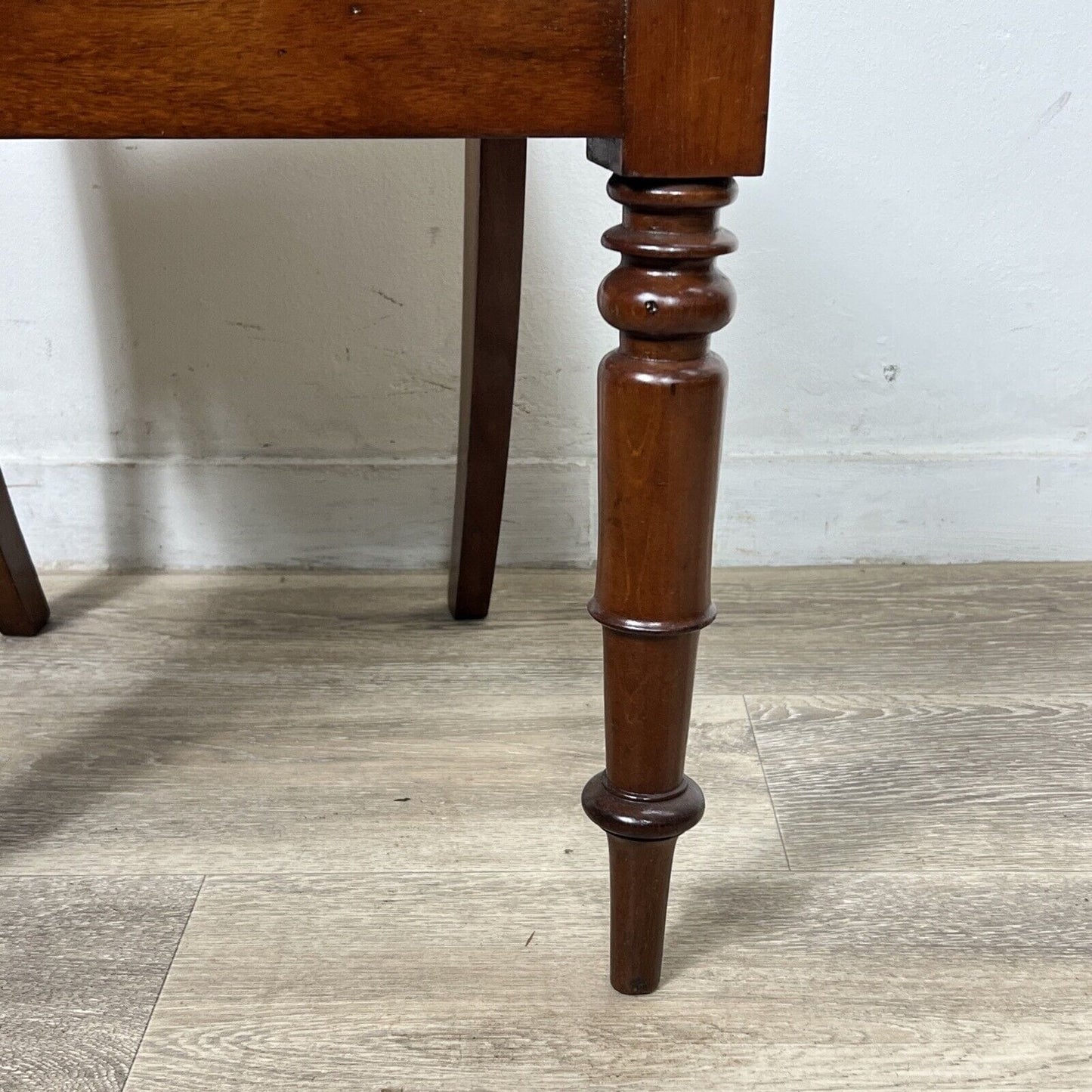 Sedia Antica In Mogano Epoca '800 inglese per scrivania studio con pelle verde Categoria Sedie