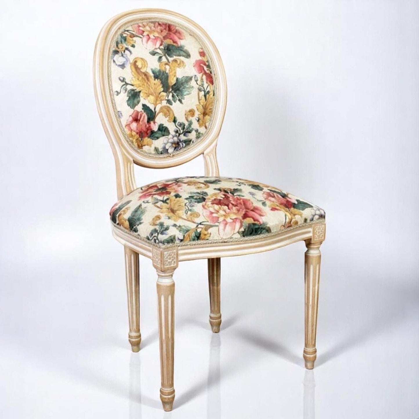 Sedia imbottita shabby vintage poltrona poltroncina in stile antico Luigi XVI . Categoria Sedie