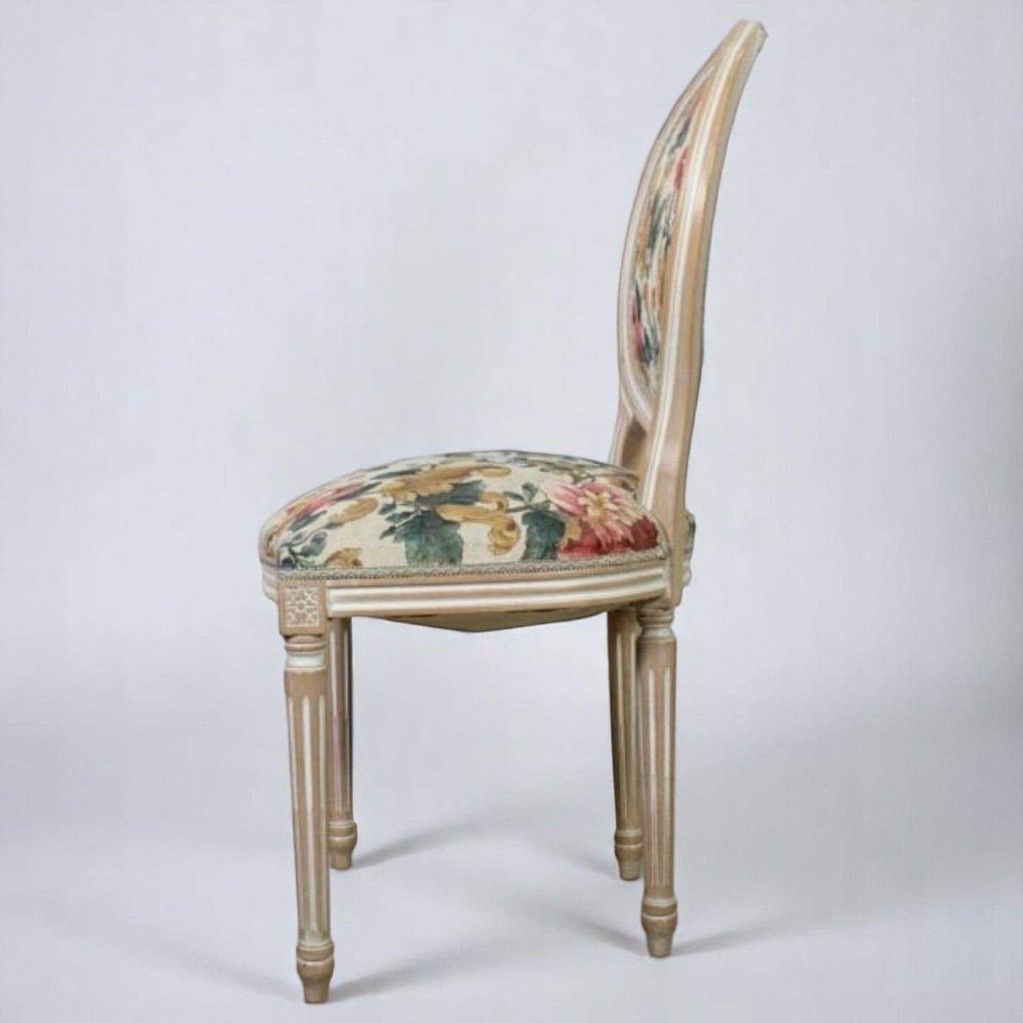 Sedia imbottita shabby vintage poltrona poltroncina in stile antico Luigi XVI . Categoria Sedie
