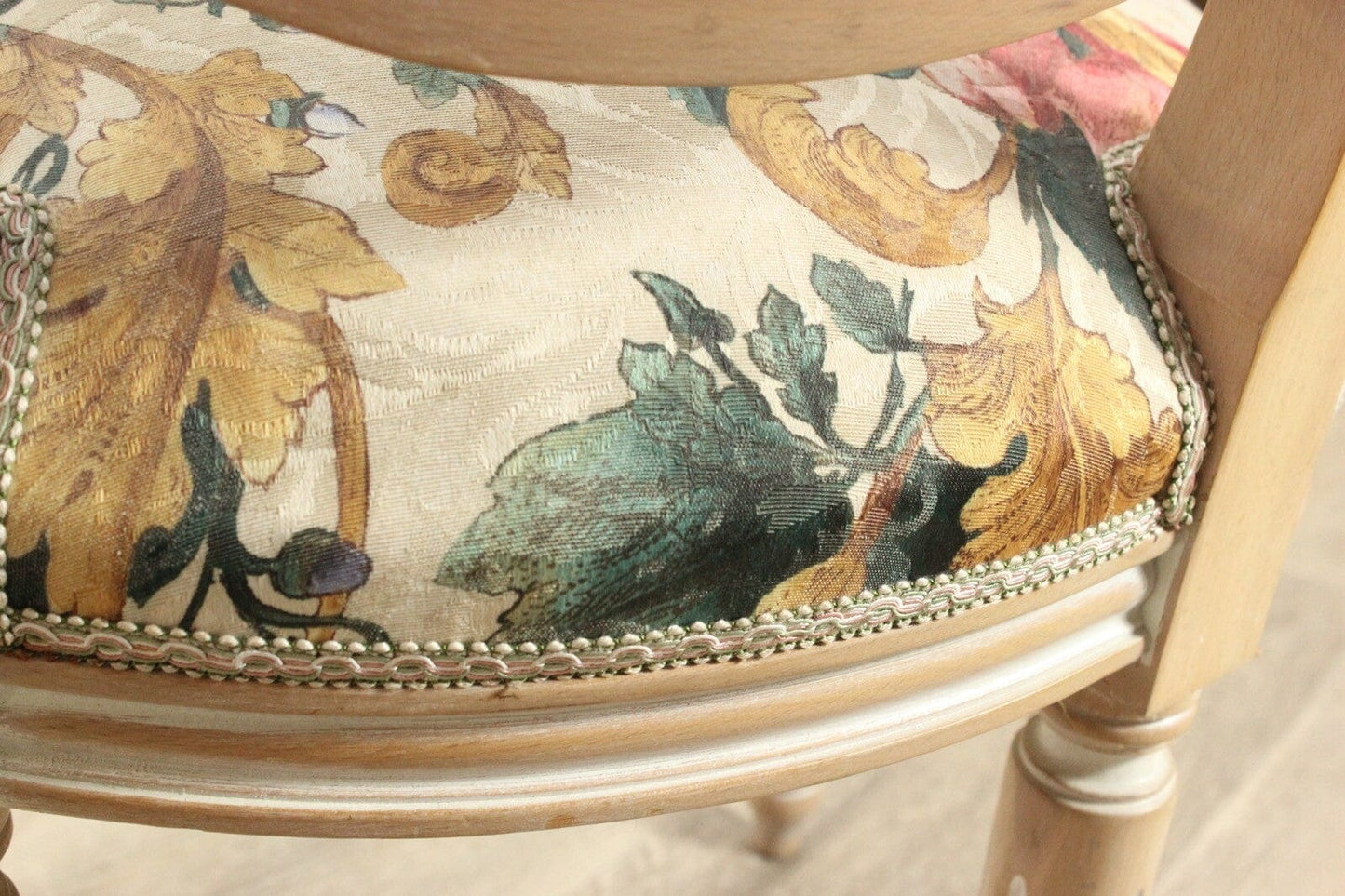 Sedia imbottita shabby vintage poltrona poltroncina in stile antico Luigi XVI . Categoria Sedie