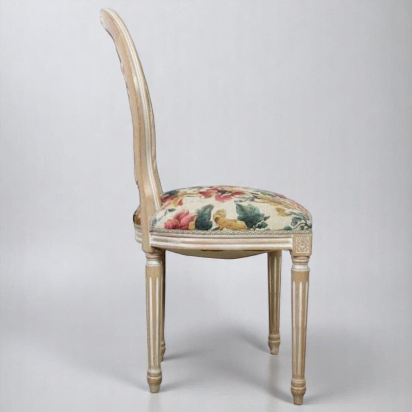 Sedia imbottita shabby vintage poltrona poltroncina in stile antico Luigi XVI . Categoria Sedie