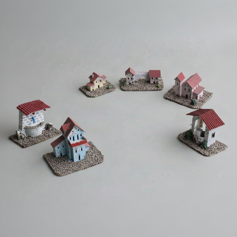 SEI CASETTE VINTAGE DIPINTE A MANO PER PRESEPE / POZZO - FONTANA - CASOLARE Categoria Casa, arredamento e bricolage:Feste e occasioni speciali:Decorazioni e alberi di Natale:Statuine presepe