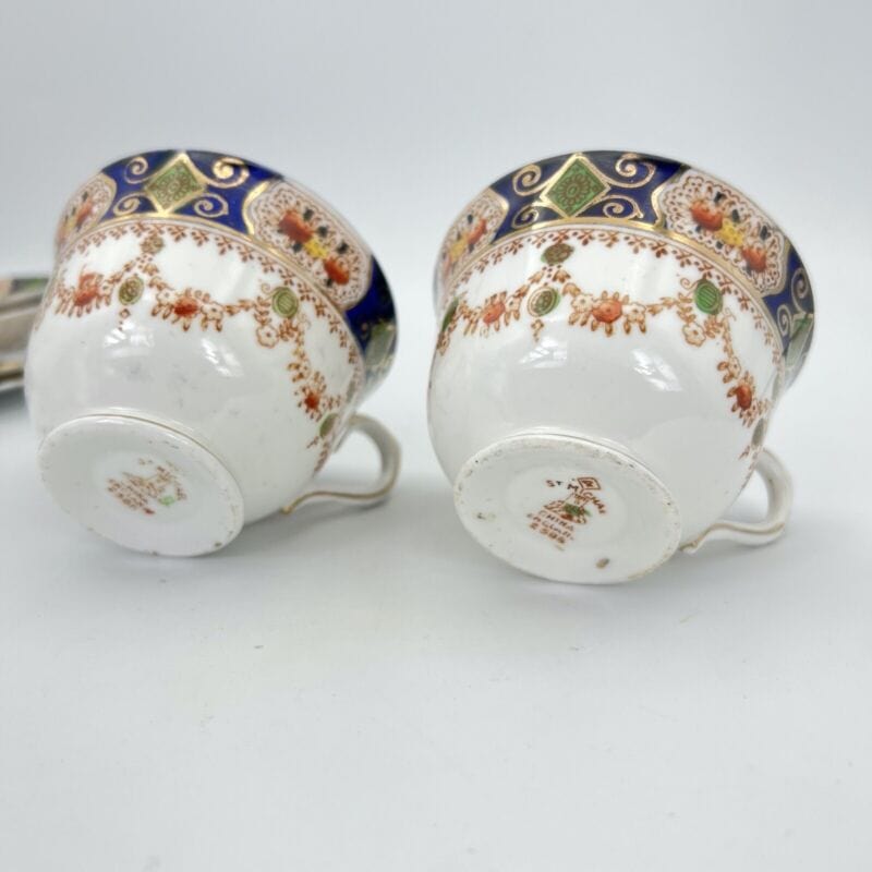 Set da tè the per due antico Inglese in porcellana bianca classico motivo Imari Categoria Servizio tazze - Tazze