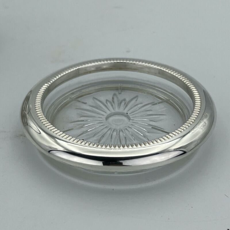 Set di quattro sottobicchieri vintage in vetro e silver plate posacenere antico Categoria Sheffield & Argento