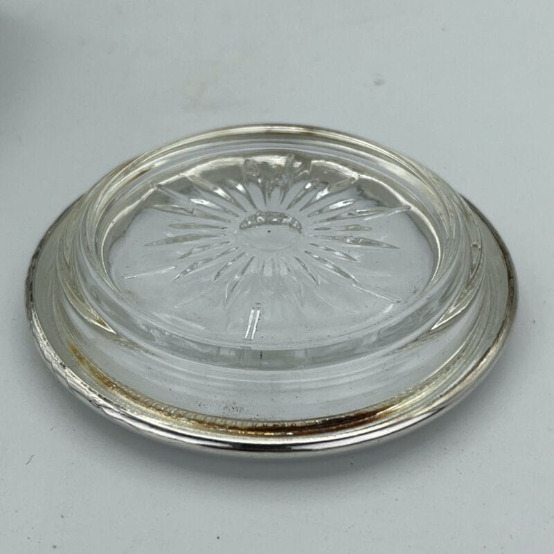 Set di quattro sottobicchieri vintage in vetro e silver plate posacenere antico Categoria Sheffield & Argento