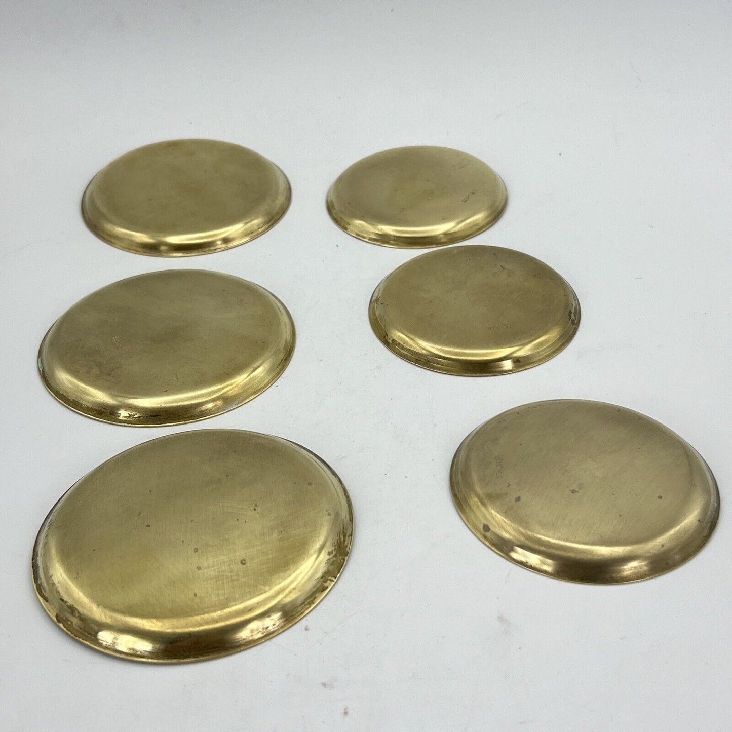 Set di Sottobottiglia da tavola sottobocchieri vintage in ottone anni '70 Categoria Sheffield & Argento