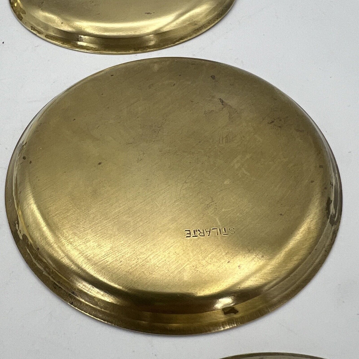 Set di Sottobottiglia da tavola sottobocchieri vintage in ottone anni '70 Categoria Sheffield & Argento