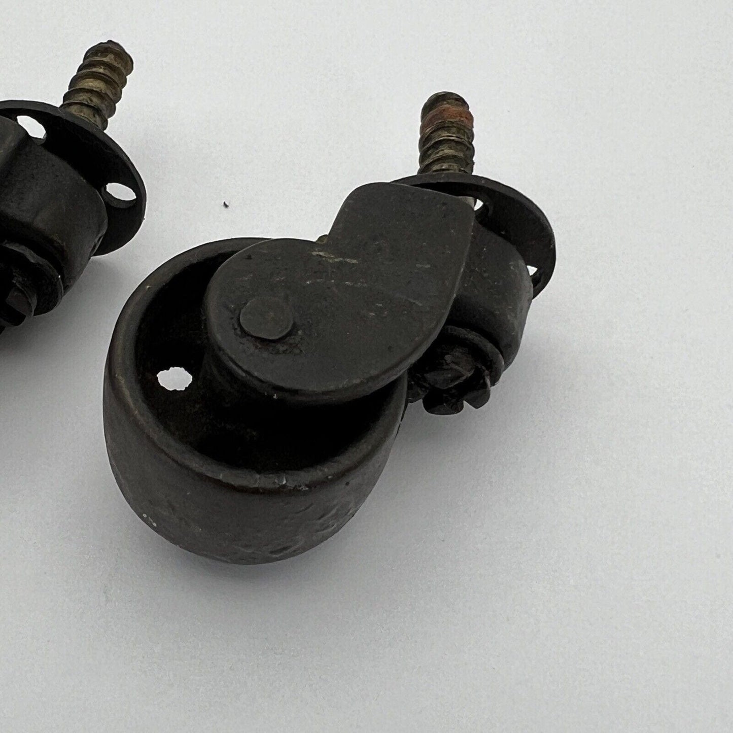 Set Rotelle Antiche Ruote girevoli in ferro per restauro mobile 900 con vite Categoria Accessori & Ferramenta d'epoca