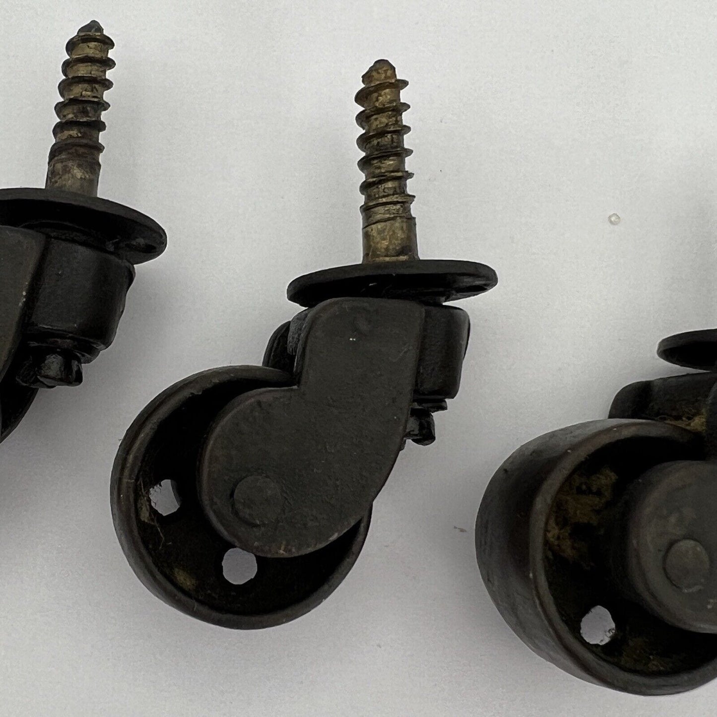 Set Rotelle Antiche Ruote girevoli in ferro per restauro mobile 900 con vite Categoria Accessori & Ferramenta d'epoca