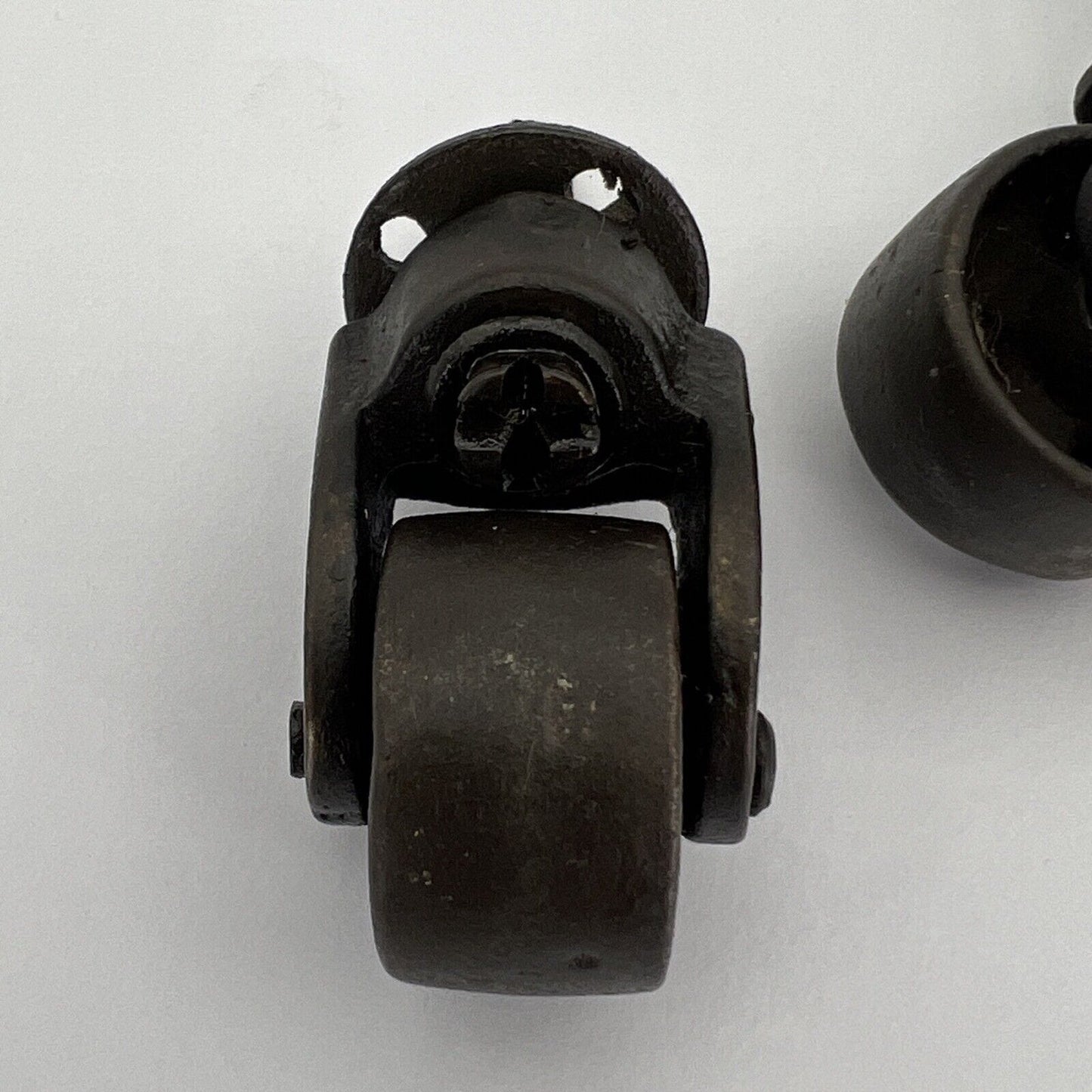 Set Rotelle Antiche Ruote girevoli in ferro per restauro mobile 900 con vite Categoria Accessori & Ferramenta d'epoca