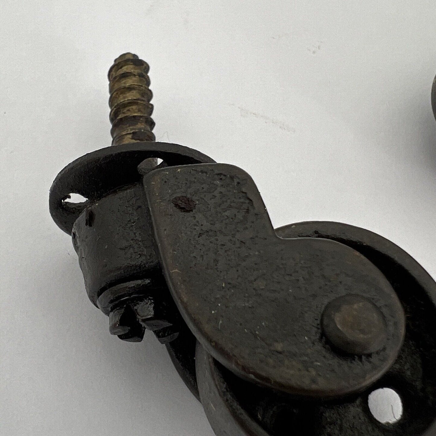 Set Rotelle Antiche Ruote girevoli in ferro per restauro mobile 900 con vite Categoria Accessori & Ferramenta d'epoca