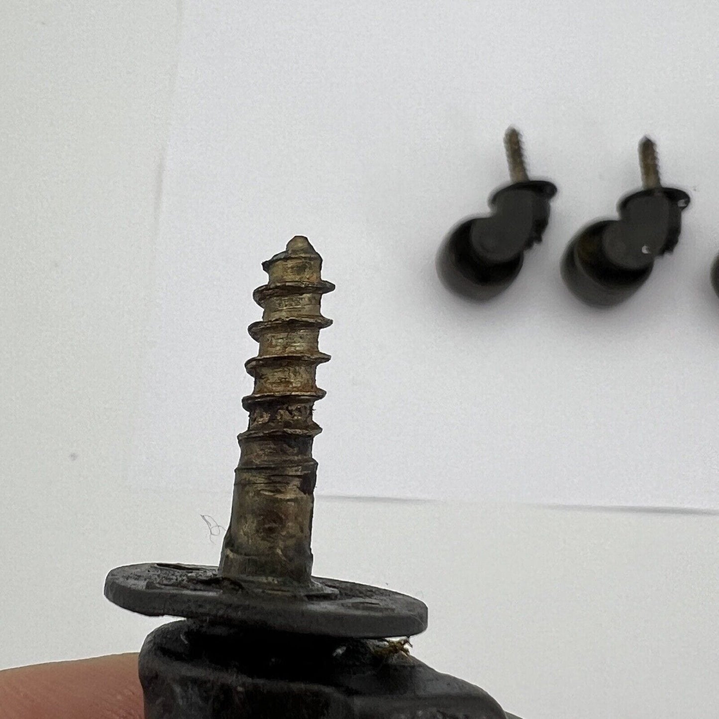 Set Rotelle Antiche Ruote girevoli in ferro per restauro mobile 900 con vite Categoria Accessori & Ferramenta d'epoca