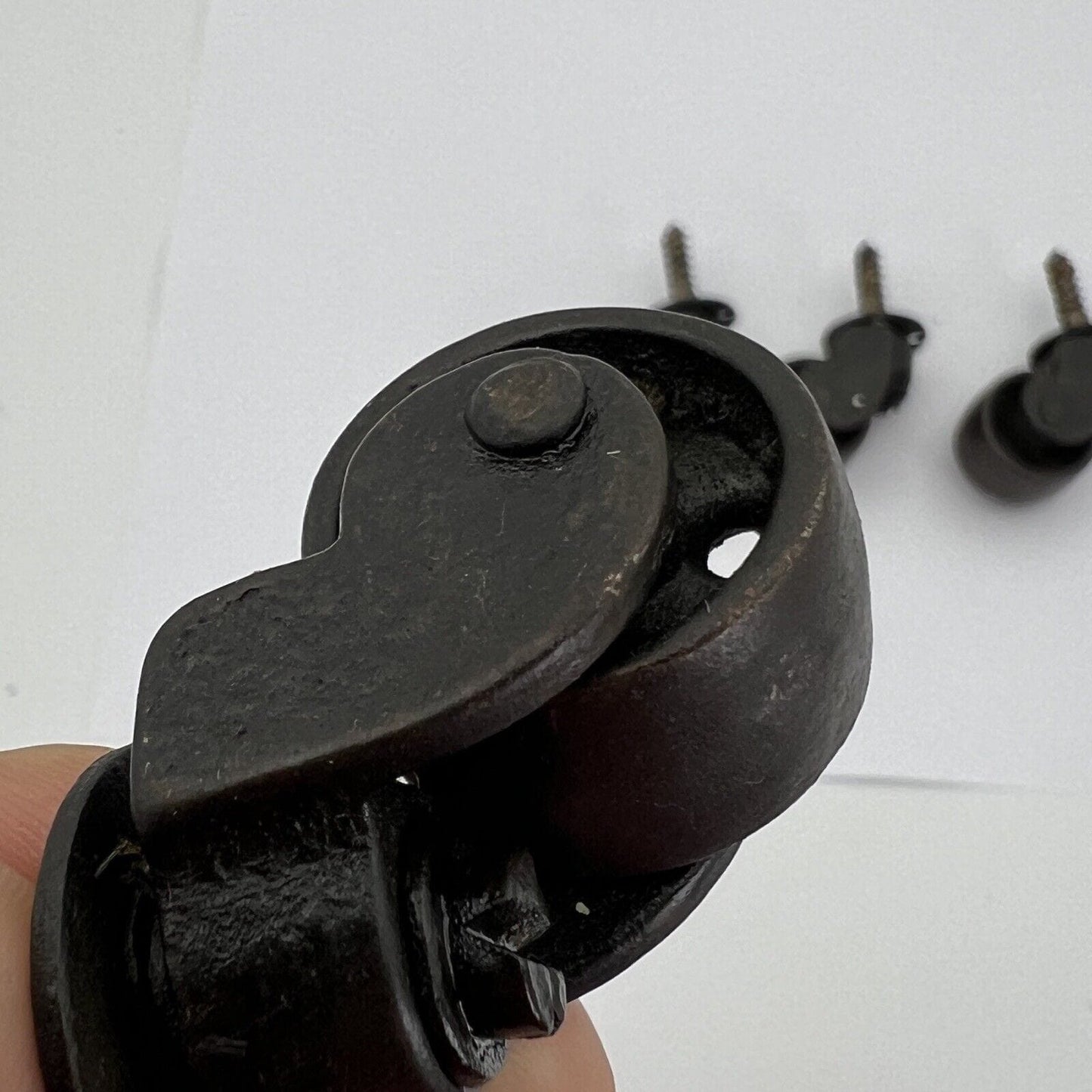 Set Rotelle Antiche Ruote girevoli in ferro per restauro mobile 900 con vite Categoria Accessori & Ferramenta d'epoca