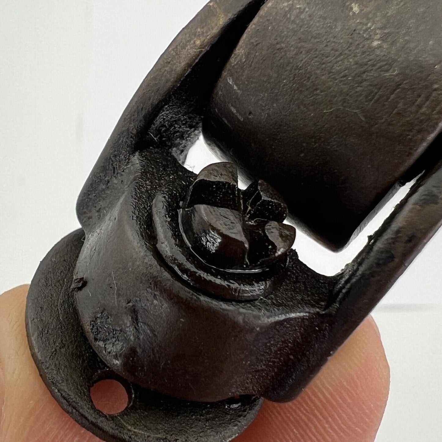 Set Rotelle Antiche Ruote girevoli in ferro per restauro mobile 900 con vite Categoria Accessori & Ferramenta d'epoca