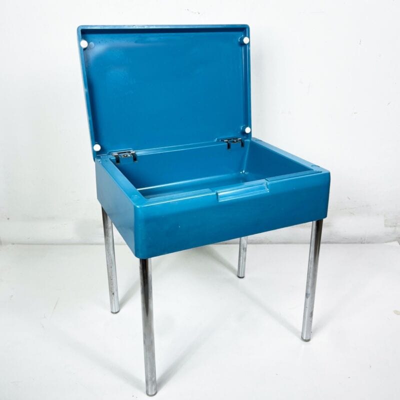 Sgabello Tavolino di Design Vintage anni 70 Modernariato Carrara & Matta Celeste Categoria  Sgabelli - Pouf - Poggiapiedi