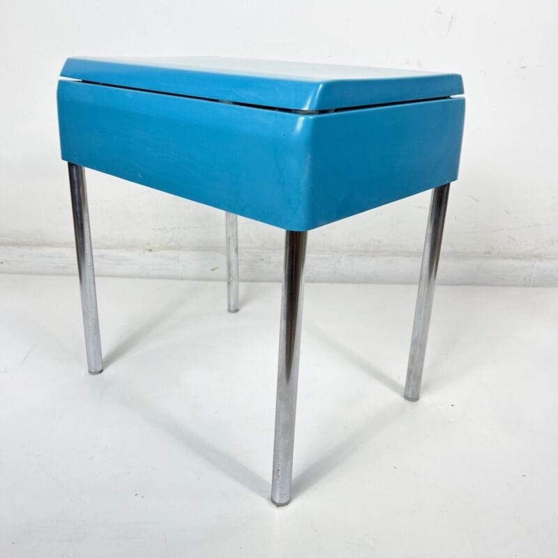 Sgabello Tavolino di Design Vintage anni 70 Modernariato Carrara & Matta Celeste Categoria  Sgabelli - Pouf - Poggiapiedi