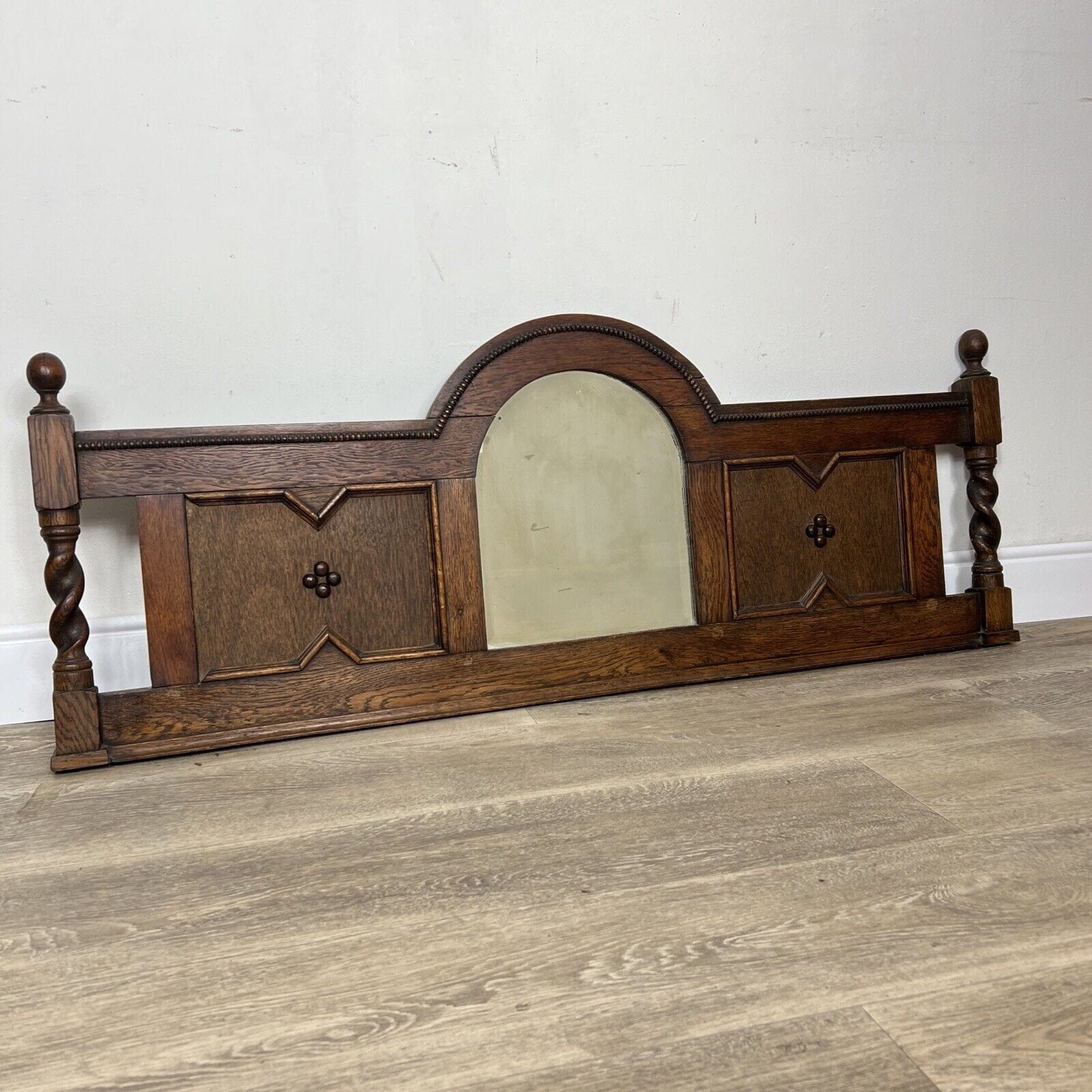 Specchio Specchiera Alzata Antica in legno di rovere Cimasa Anni '30 stile Tudor Categoria  Specchi e Cornici