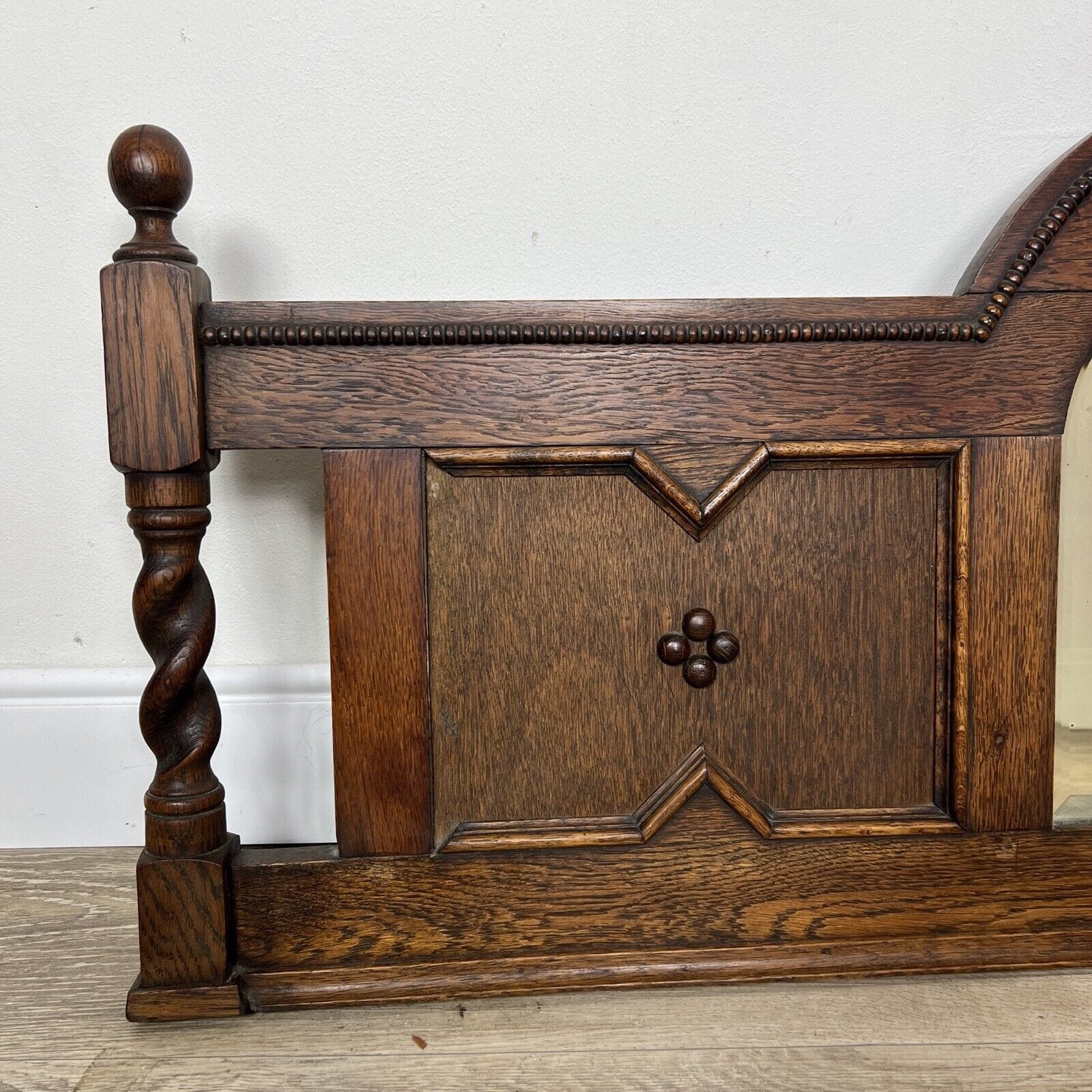 Specchio Specchiera Alzata Antica in legno di rovere Cimasa Anni '30 stile Tudor Categoria  Specchi e Cornici