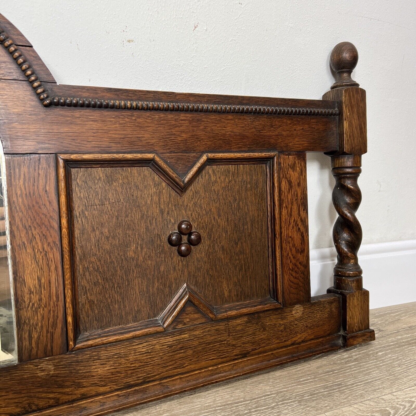 Specchio Specchiera Alzata Antica in legno di rovere Cimasa Anni '30 stile Tudor Categoria  Specchi e Cornici