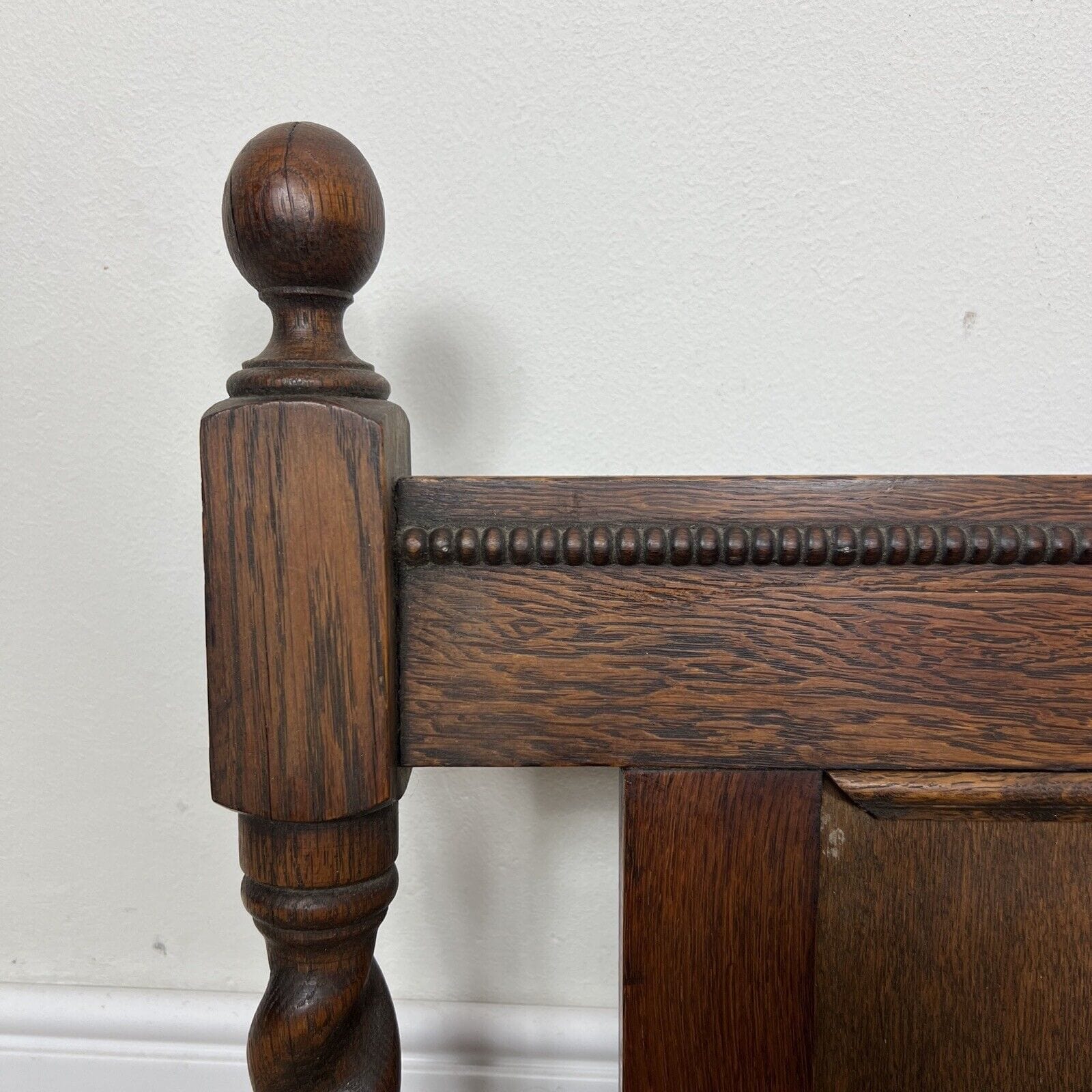 Specchio Specchiera Alzata Antica in legno di rovere Cimasa Anni '30 stile Tudor Categoria  Specchi e Cornici