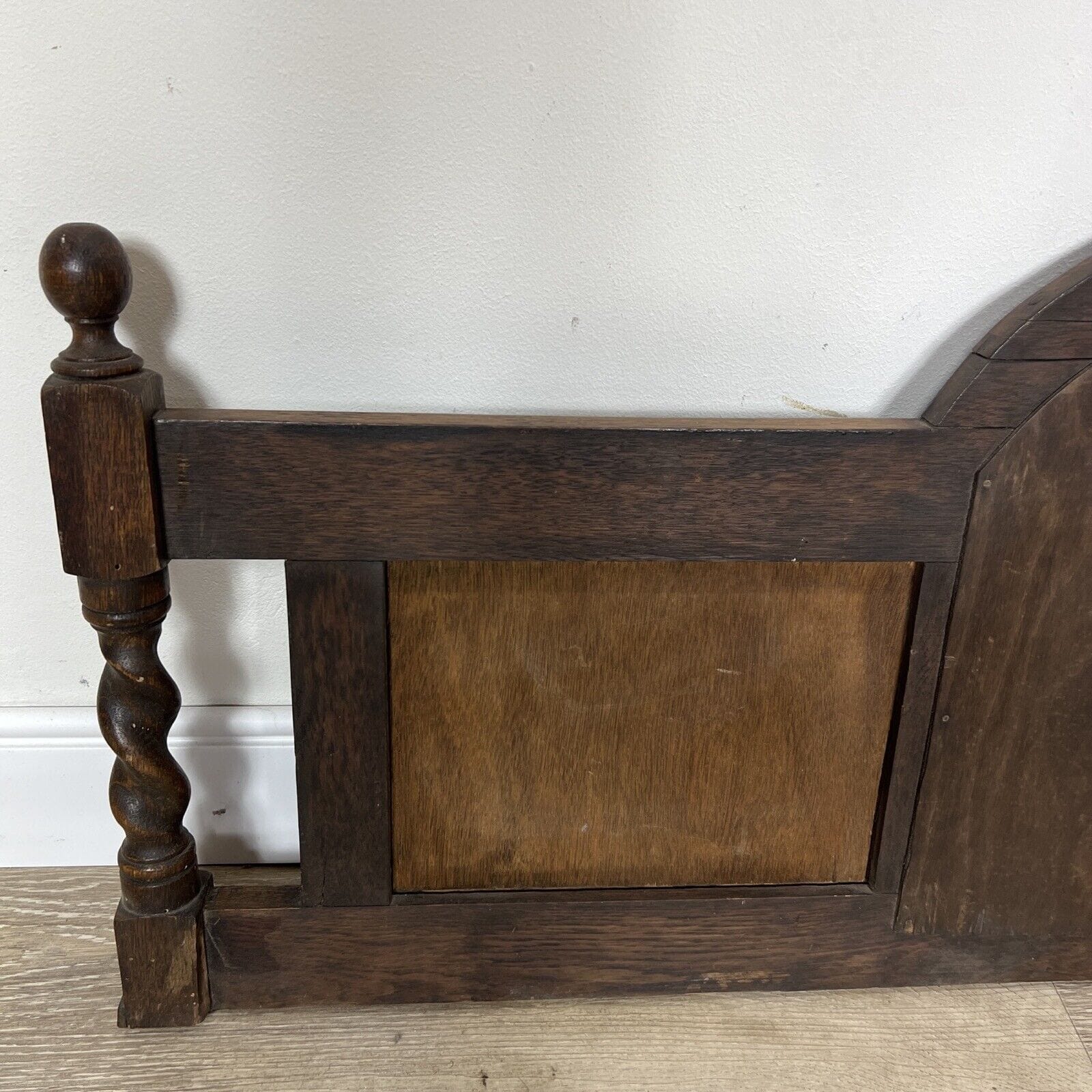 Specchio Specchiera Alzata Antica in legno di rovere Cimasa Anni '30 stile Tudor Categoria  Specchi e Cornici