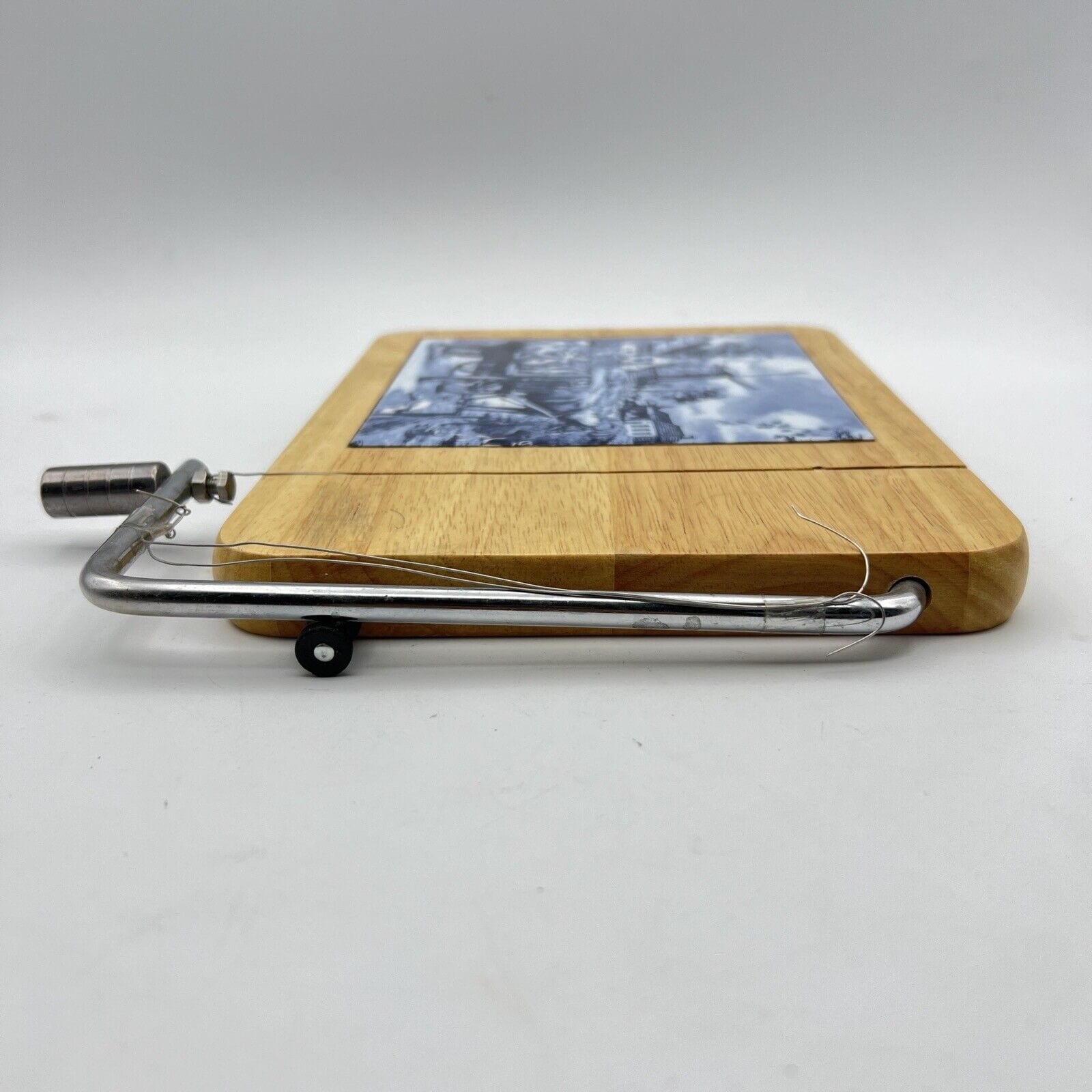 Tagliaformaggio d'epoca a filo in ceramica e legno vintage Tagliere per formaggi Categoria  Formaggiere