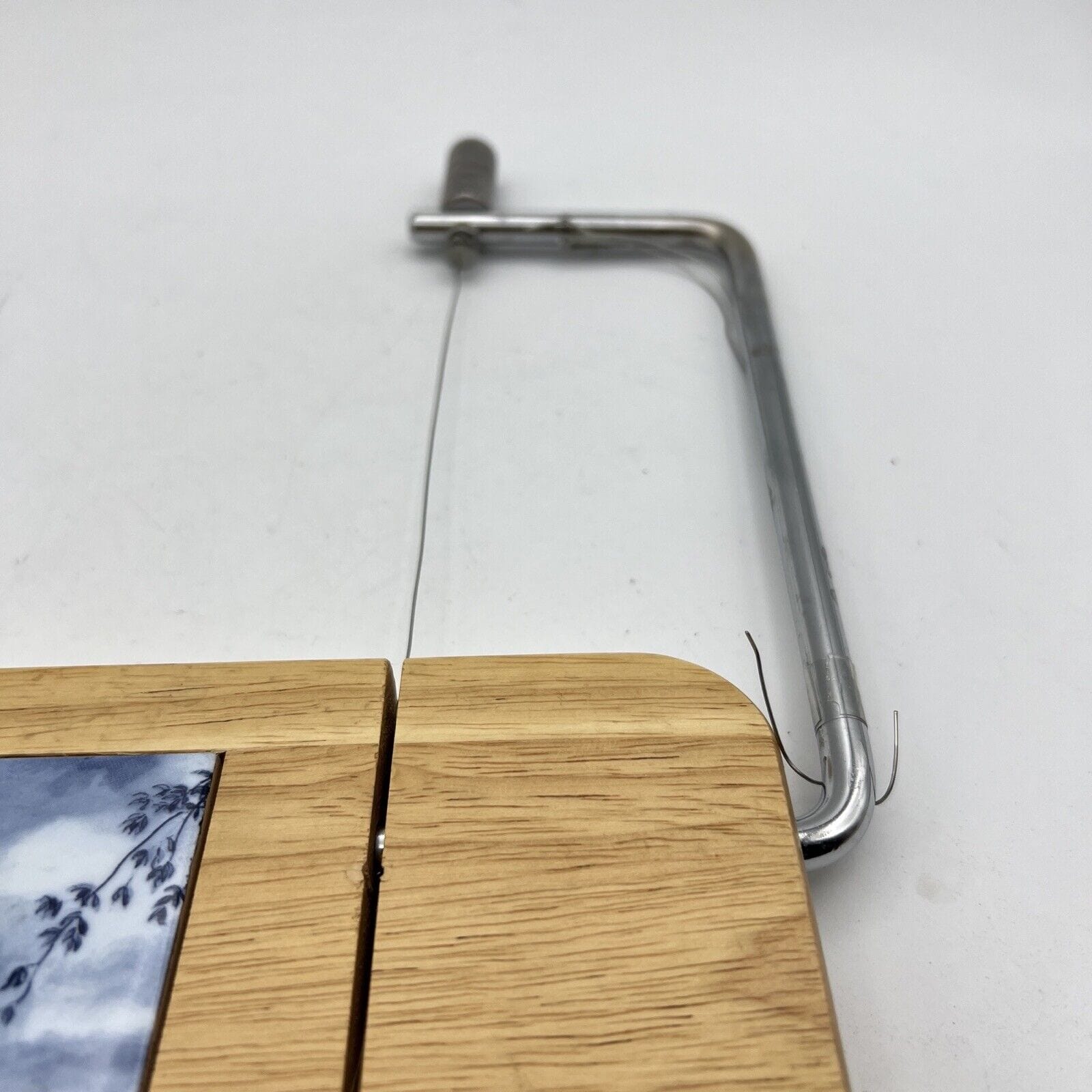 Tagliaformaggio d'epoca a filo in ceramica e legno vintage Tagliere per formaggi Categoria  Formaggiere