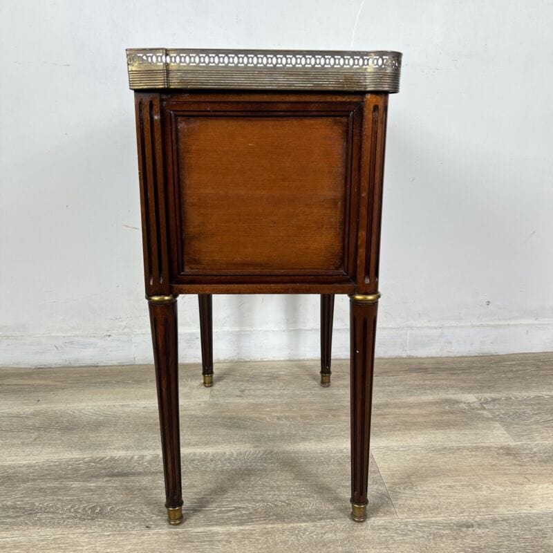 Tavolino Antico Comodino Mobiletto in legno epoca 900 Mobile con cassetti marmo Categoria  Comodini