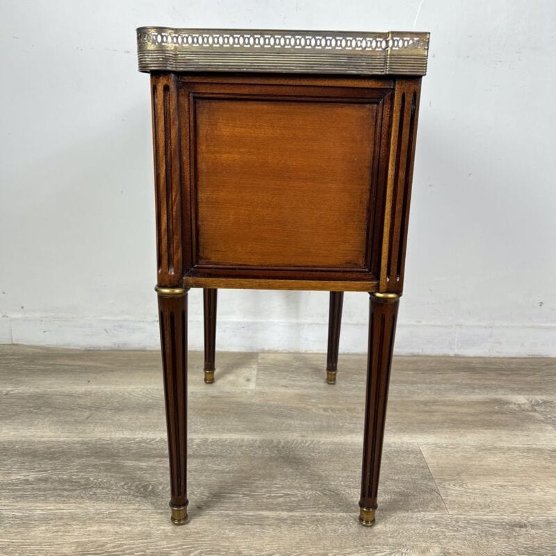 Tavolino Antico Comodino Mobiletto in legno epoca 900 Mobile con cassetti marmo Categoria  Comodini