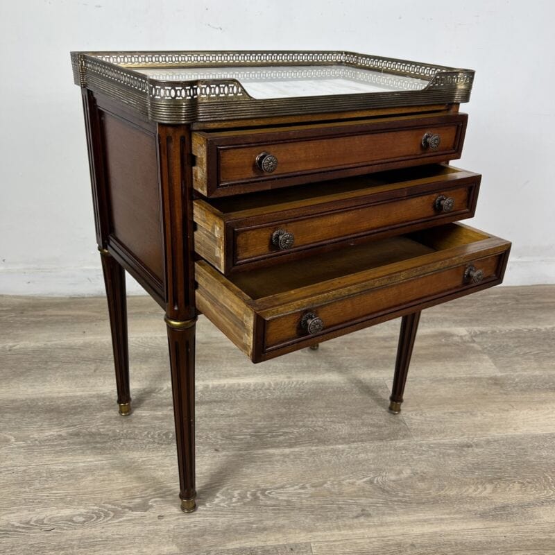Tavolino Antico Comodino Mobiletto in legno epoca 900 Mobile con cassetti marmo Categoria  Comodini