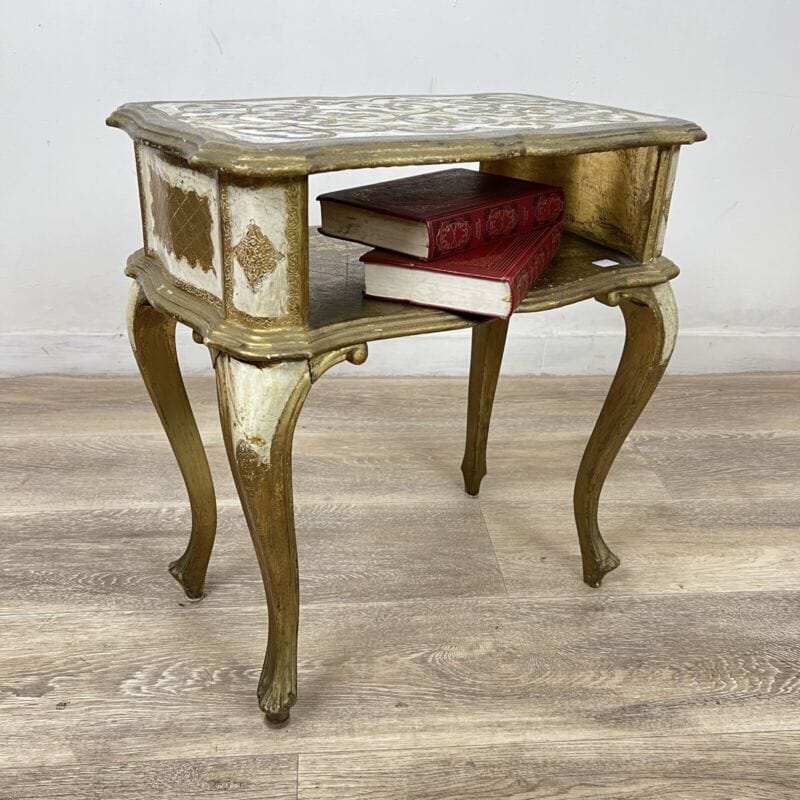 Tavolino antico comodino tavolo in legno oro fiorentino a due ripiani anni 60 Categoria  Arredamento