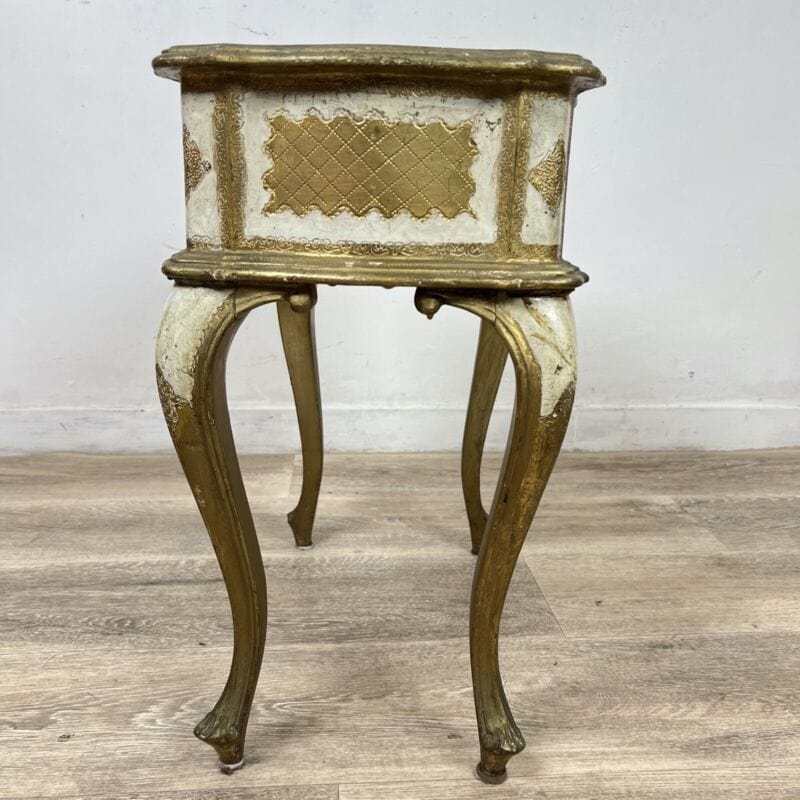 Tavolino antico comodino tavolo in legno oro fiorentino a due ripiani anni 60 Categoria  Arredamento