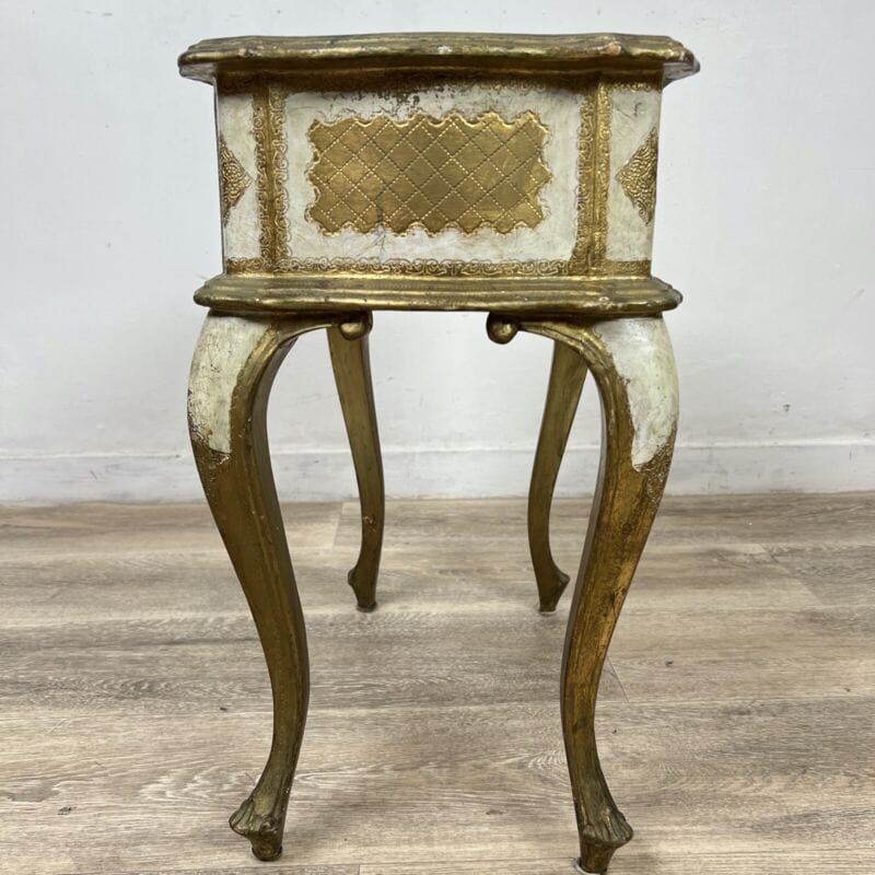 Tavolino antico comodino tavolo in legno oro fiorentino a due ripiani anni 60 Categoria  Arredamento