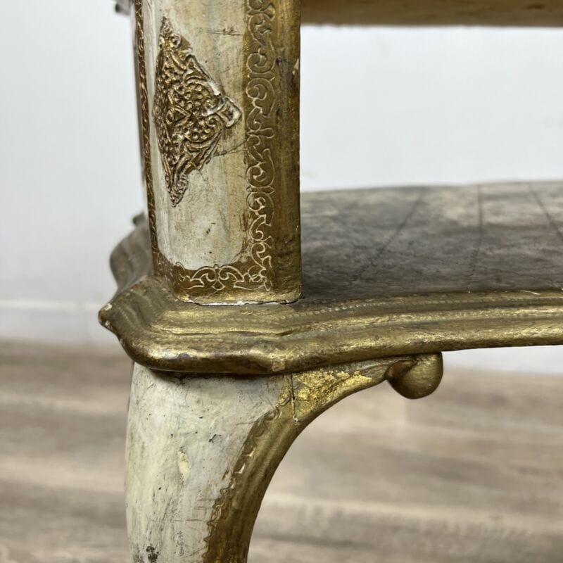 Tavolino antico comodino tavolo in legno oro fiorentino a due ripiani anni 60 Categoria  Arredamento
