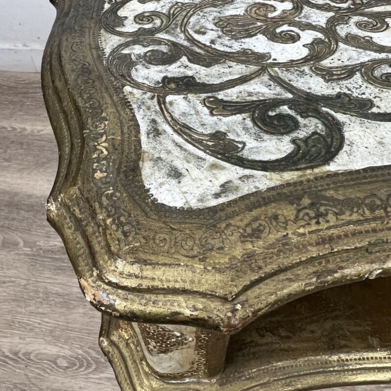 Tavolino antico comodino tavolo in legno oro fiorentino a due ripiani anni 60 Categoria  Arredamento