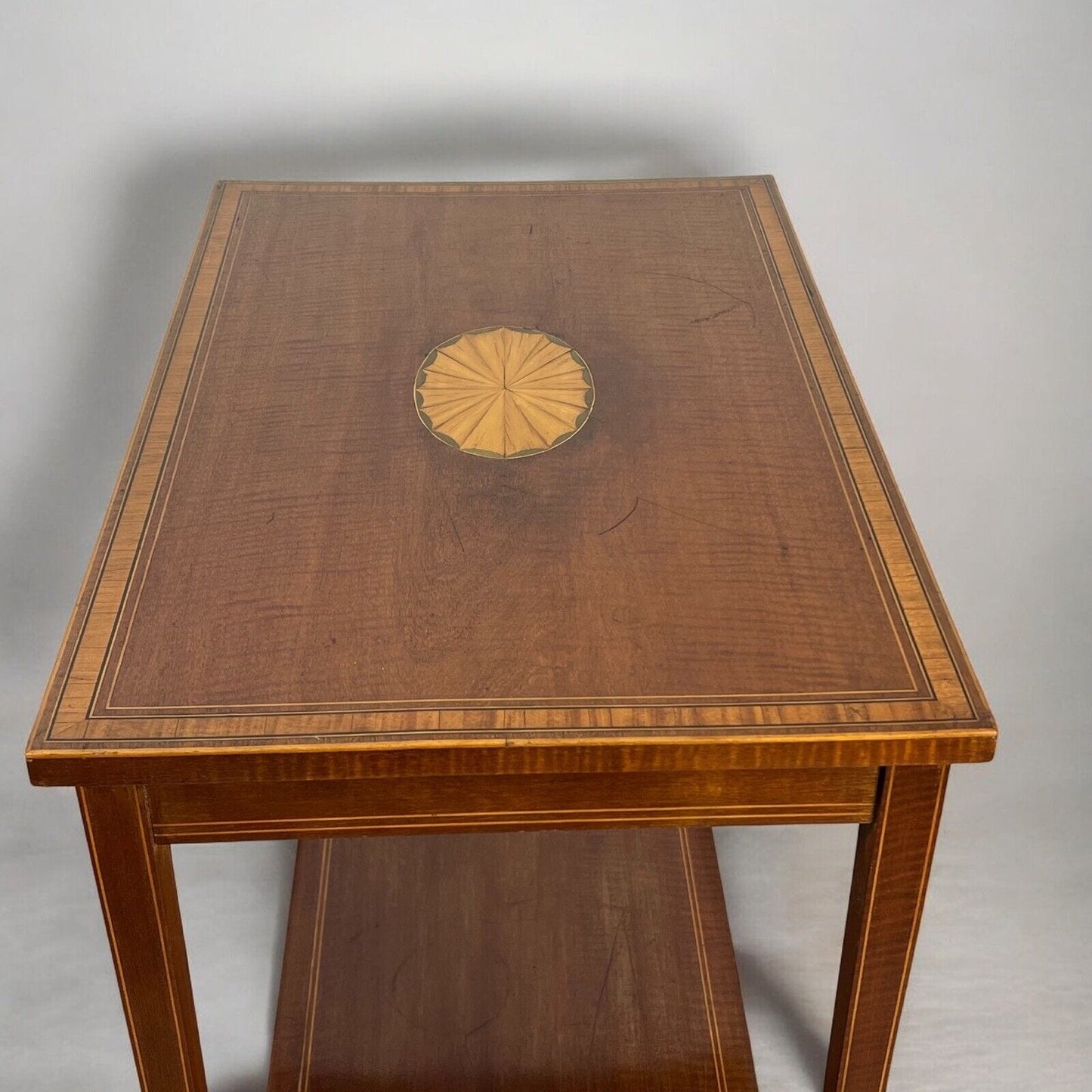 Tavolino antico inglese tavolo in legno di mogano da per salotto Intarsiato Categoria  Tavoli - tavolinetti