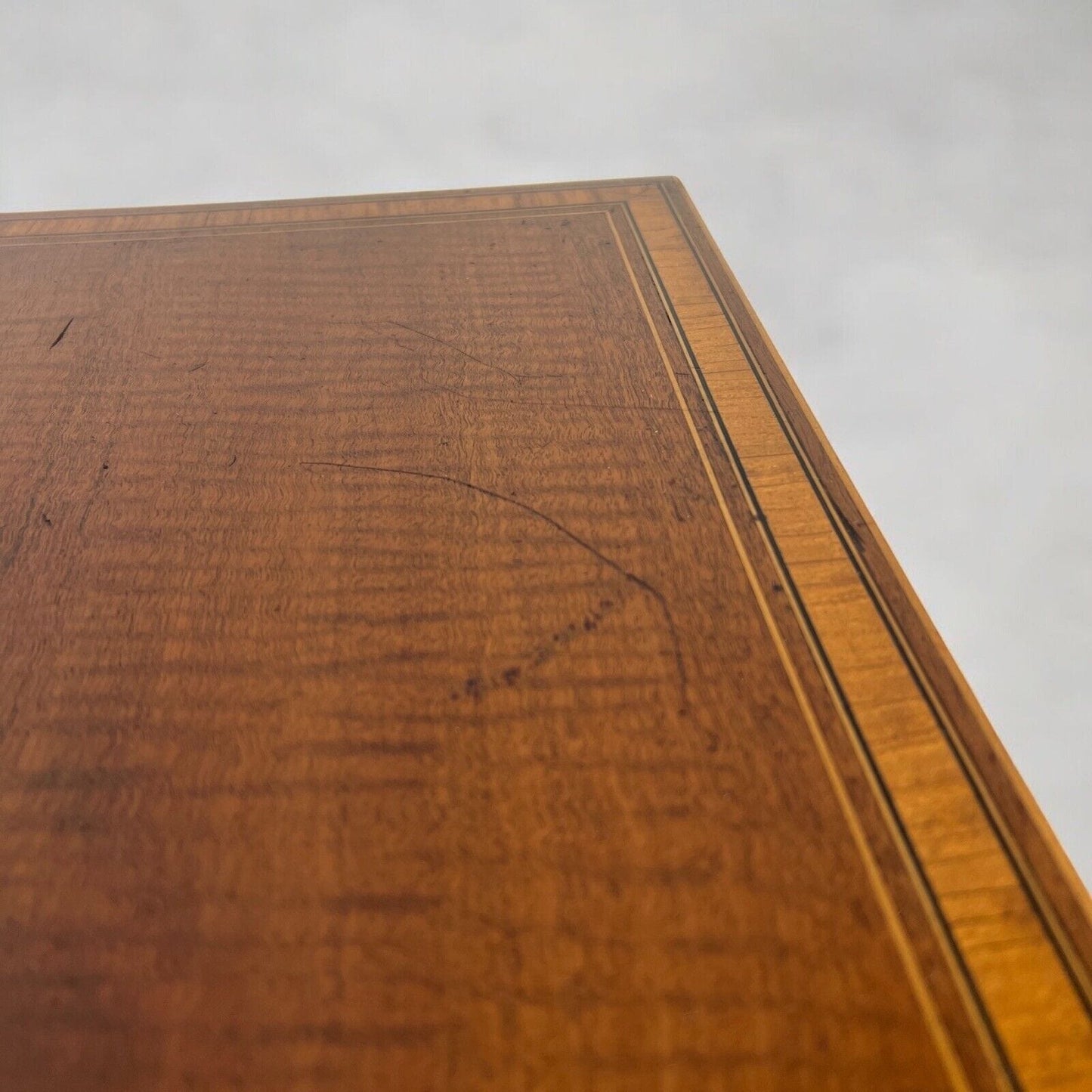 Tavolino antico inglese tavolo in legno di mogano da per salotto Intarsiato Categoria  Tavoli - tavolinetti