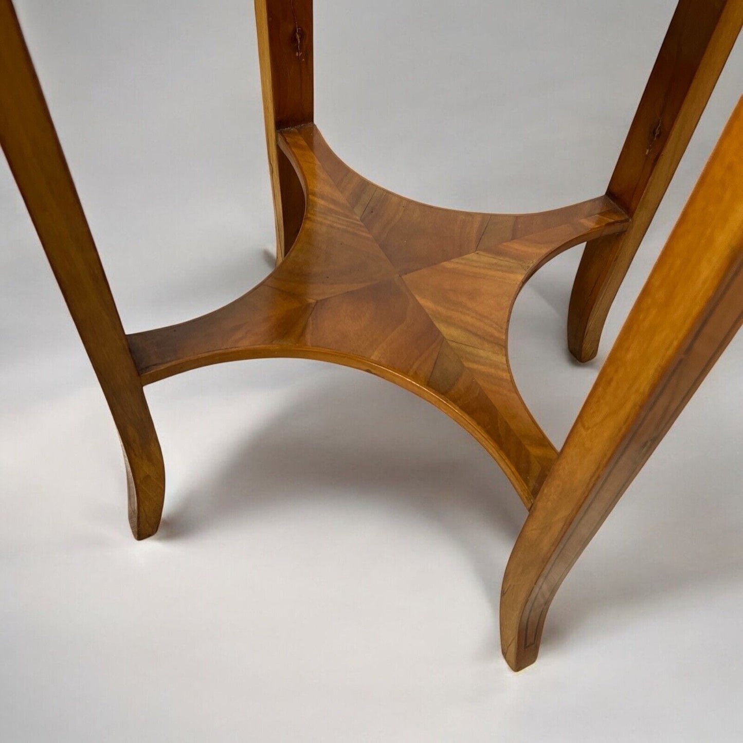 Tavolino antico rotondo tavolo in legno chiaro da per salotto porta telefono 900 Categoria  Tavoli - tavolinetti