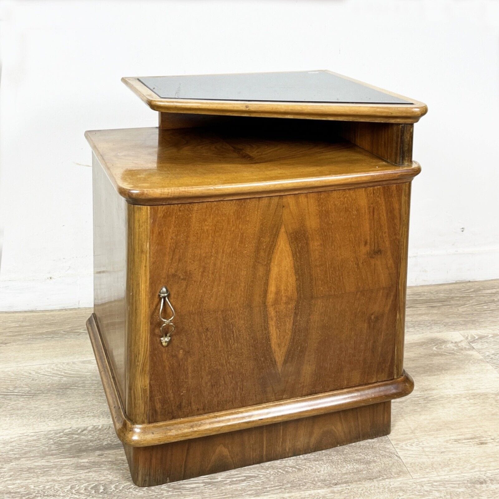 Tavolino antico stile art deco Comodino mobile vintage in legno modernariato Categoria  Comodini