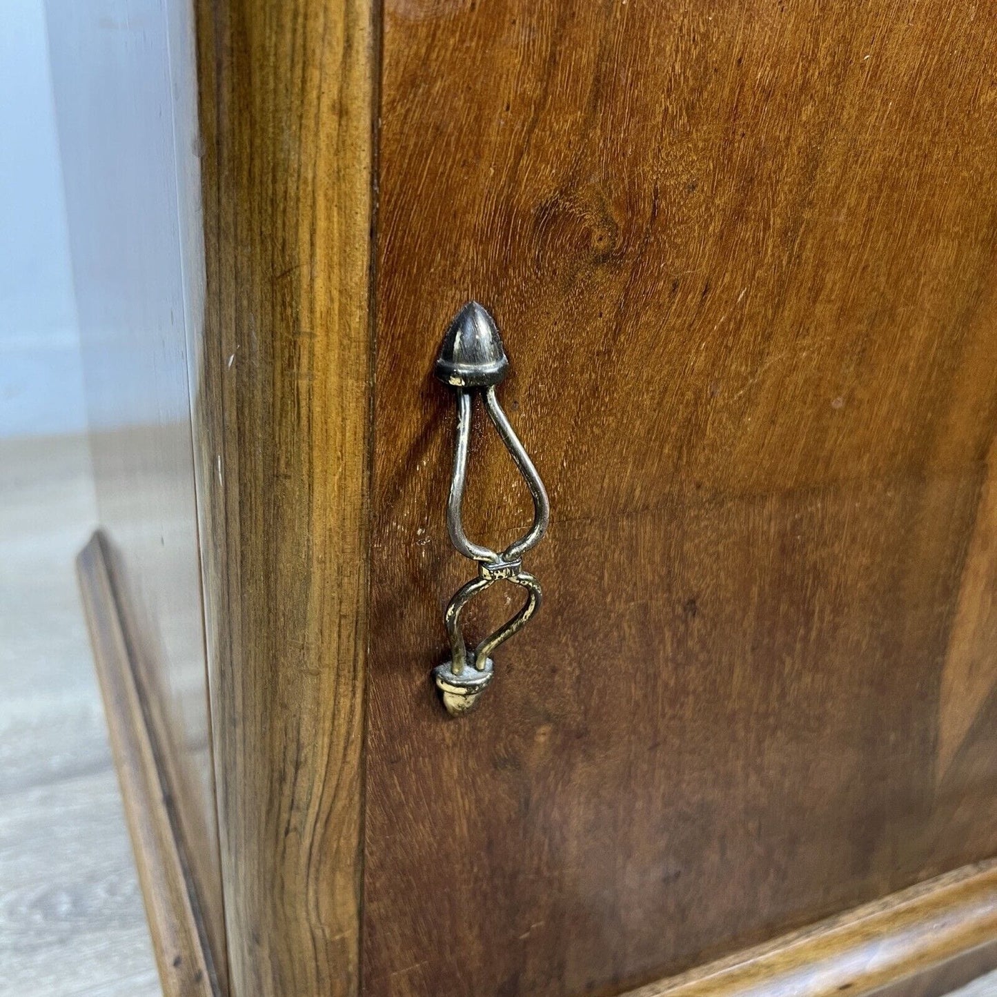 Tavolino antico stile art deco Comodino mobile vintage in legno modernariato Categoria  Comodini