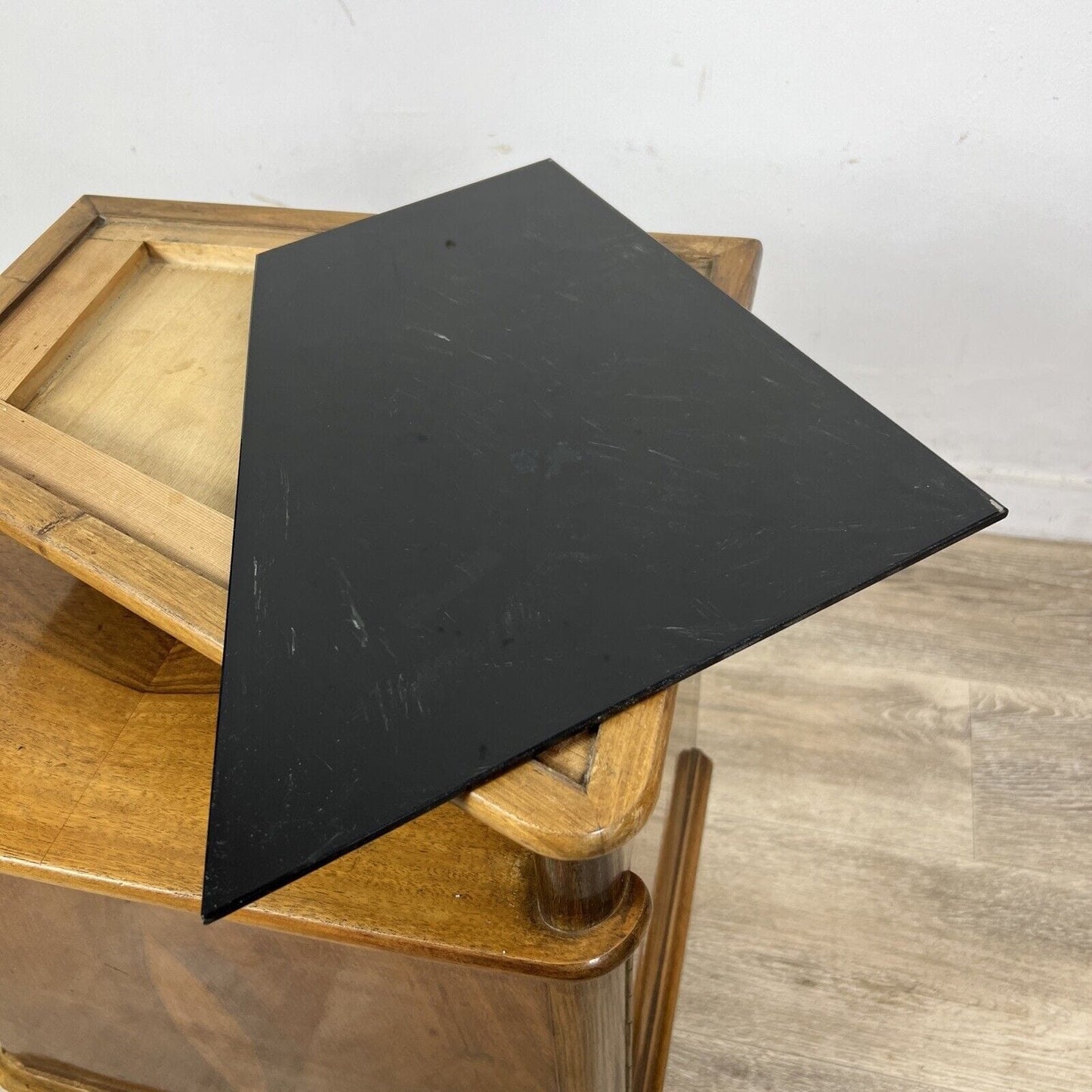 Tavolino antico stile art deco Comodino mobile vintage in legno modernariato Categoria  Comodini